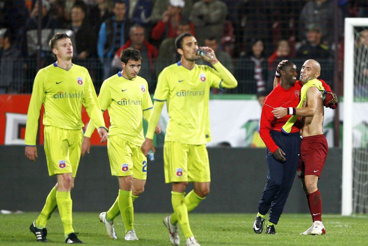 FOTO Aroganță la CSA Steaua » Le-au „clonat” tricourile echipei lui Gigi Becali!