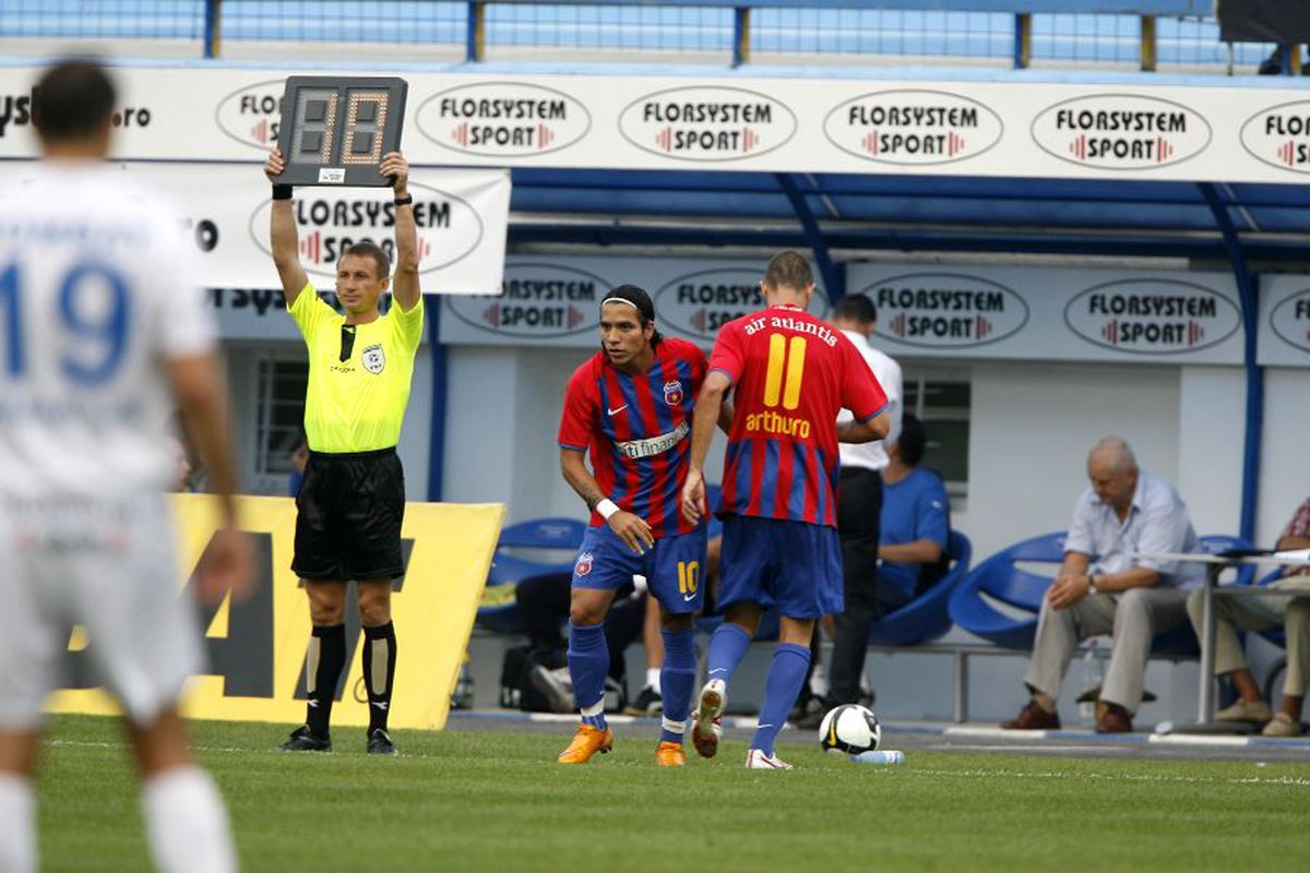 FOTO Aroganță la CSA Steaua » Le-au „clonat” tricourile echipei lui Gigi Becali!