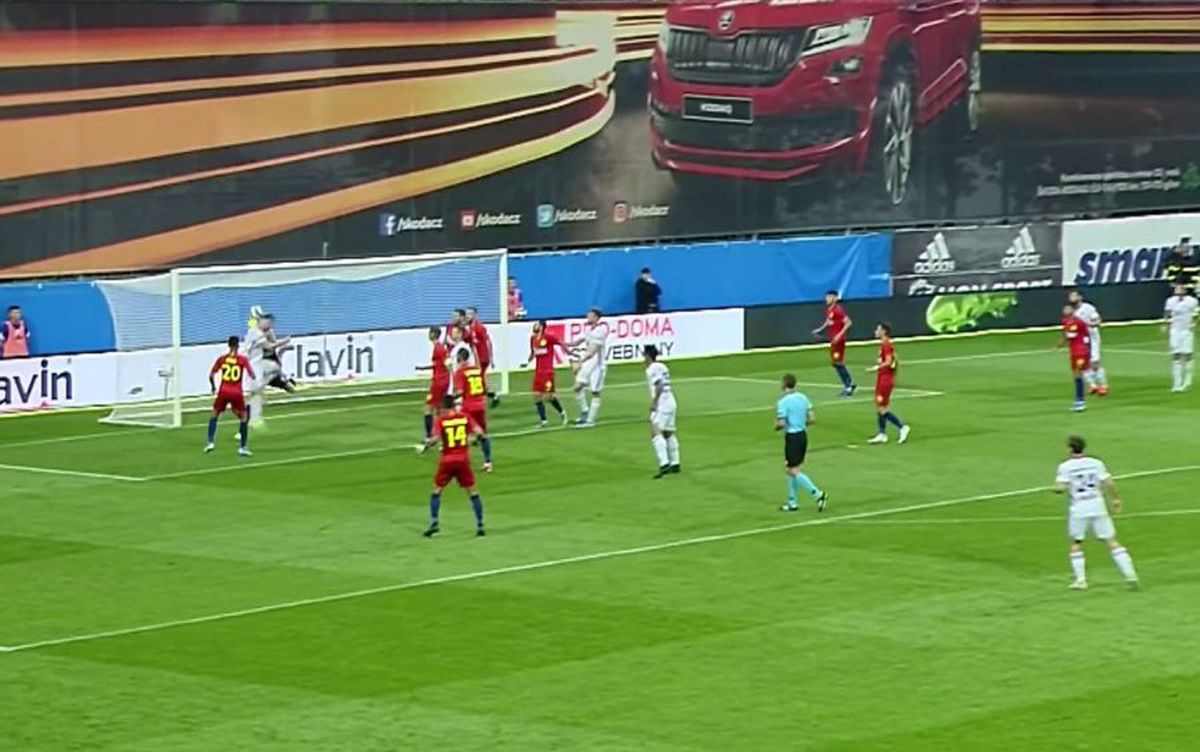 MLADA BOLESLAV - FCSB // FOTO Fază controversată în finalul primei reprize! Cehilor li s-a anulat un gol pentru fault în atac