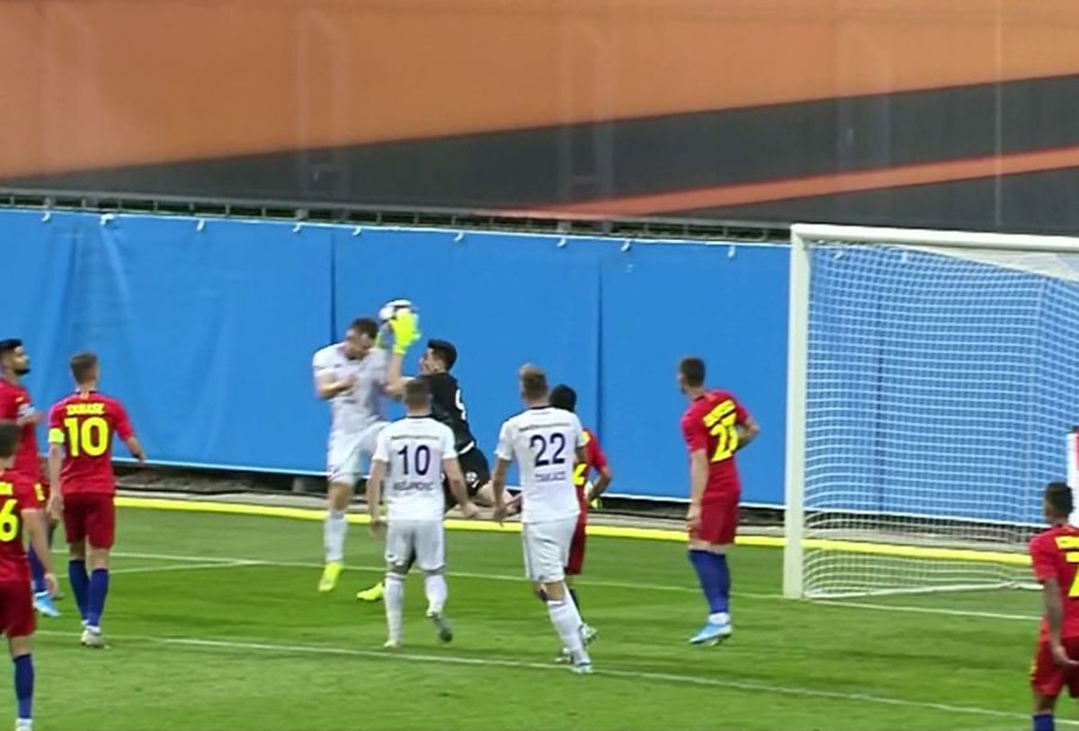 MLADA BOLESLAV - FCSB // FOTO Fază controversată în finalul primei reprize! Cehilor li s-a anulat un gol pentru fault în atac