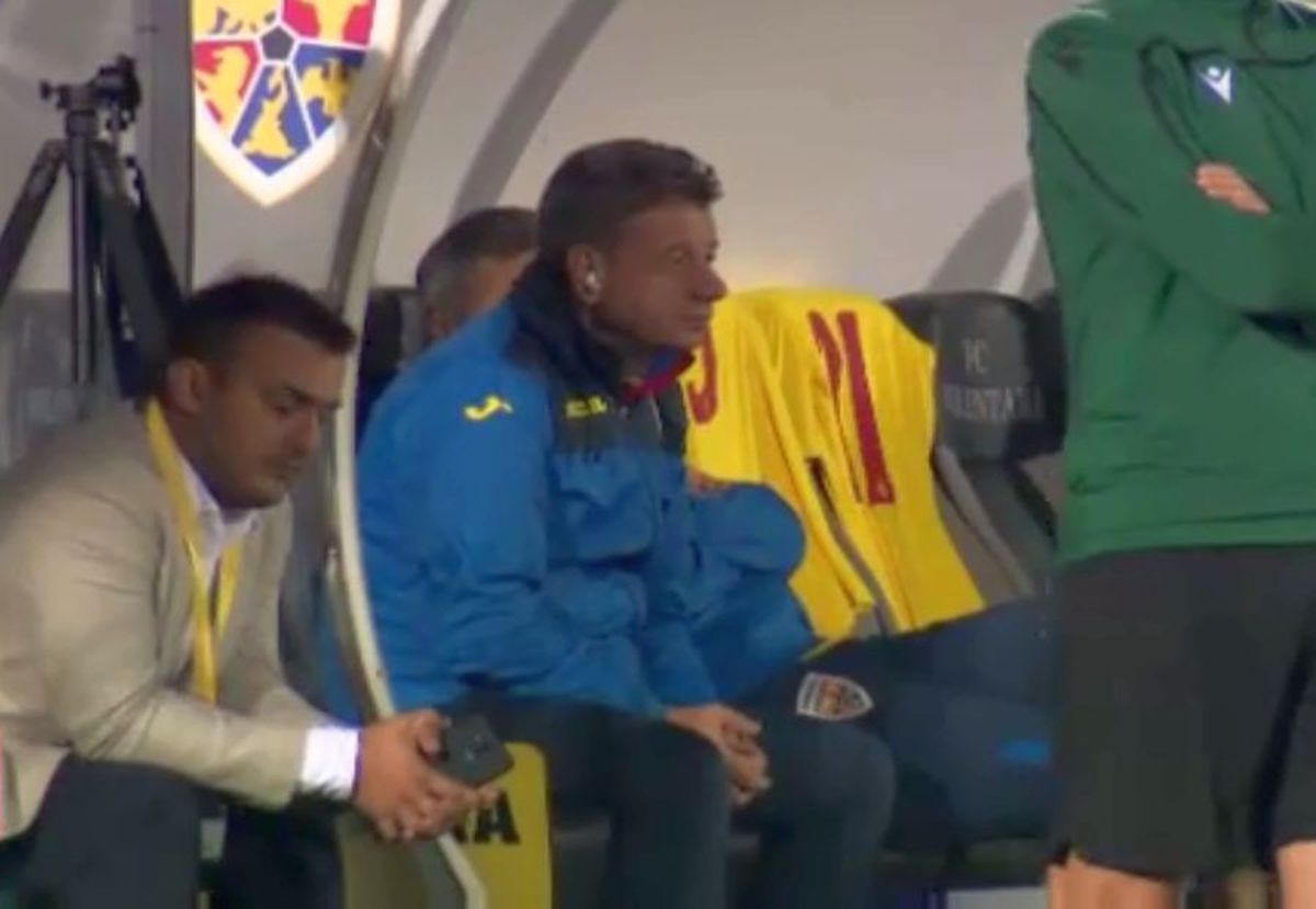 ROMÂNIA U21 - IRLANDA DE NORD U21 3-0 // FOTO A sunat telefonul pe bancă! Cum a explicat Rădoi imaginile care au adus aminte de FCSB: „Am avut o pierdere”