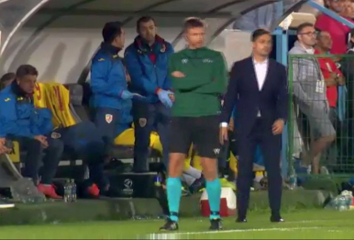 ROMÂNIA U21 - IRLANDA DE NORD U21 3-0 // FOTO A sunat telefonul pe bancă! Cum a explicat Rădoi imaginile care au adus aminte de FCSB: „Am avut o pierdere”