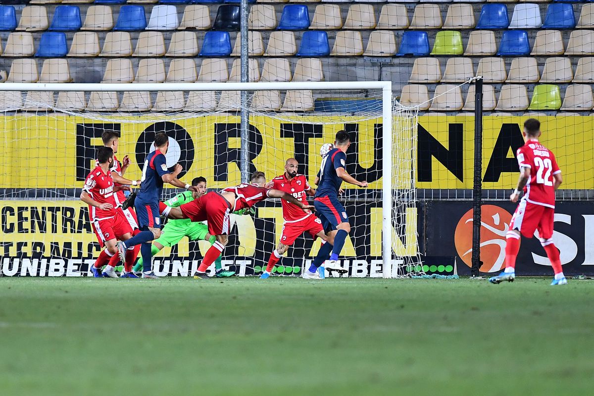 CHINDIA TÂRGOVIȘTE - DINAMO 3-2 // VIDEO+FOTO Uhrin n-a schimbat nimic! Roș-albii pierd contra Chindiei și revin pe ULTIMUL LOC