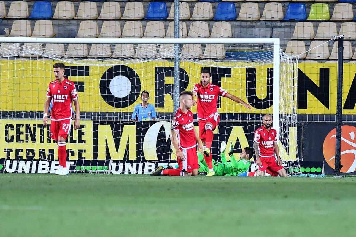 CHINDIA TÂRGOVIȘTE - DINAMO 3-2 // VIDEO+FOTO Uhrin n-a schimbat nimic! Roș-albii pierd contra Chindiei și revin pe ULTIMUL LOC