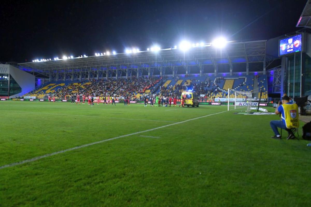 CHINDIA TÂRGOVIȘTE - DINAMO 3-2 // FOTO Panică în prelungirile meciului! Marius Martac a leșinat, iar ambulanța și-a făcut apariția pe teren