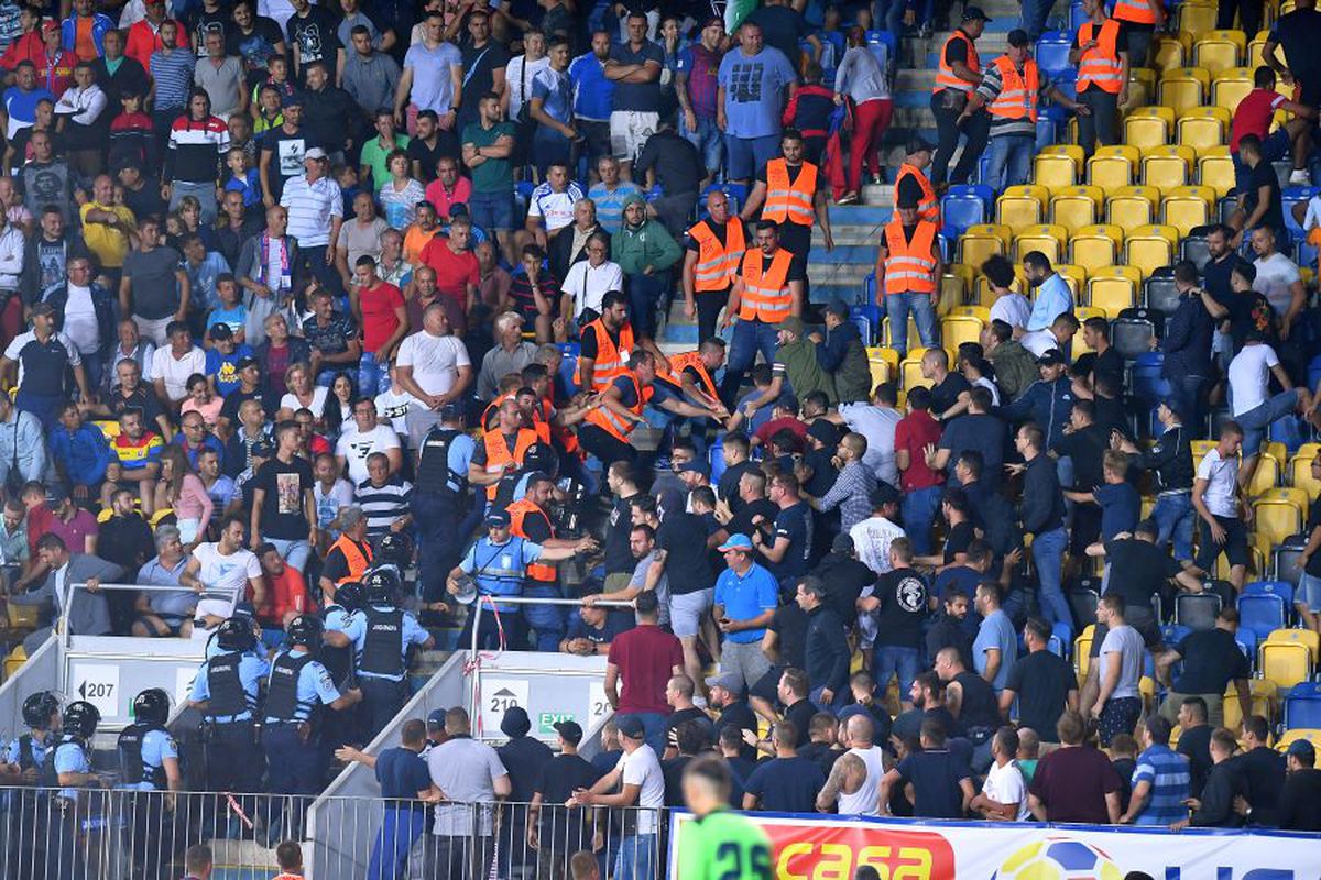 CHINDIA TÂRGOVIȘTE - DINAMO // VIDEO Ultrașii din PCH au oprit din nou meciul! Ce s-a întâmplat la Ploiești