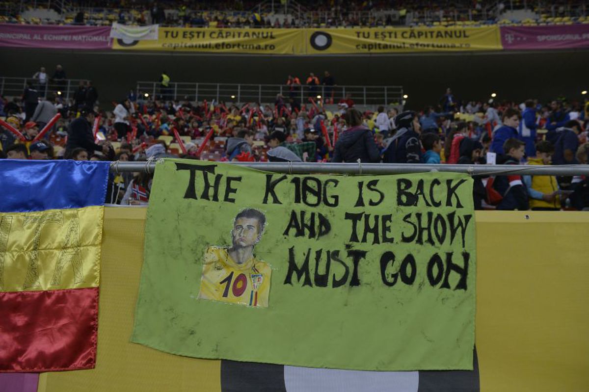 FOTO Naționala cu tricouri » Doar patru jucători le-au dat tricourile copiilor din tribune