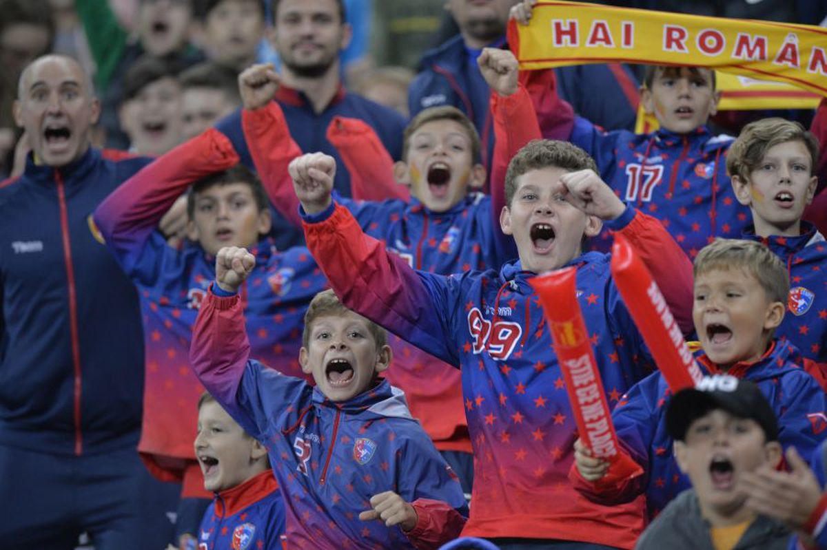 FOTO Naționala cu tricouri » Doar patru jucători le-au dat tricourile copiilor din tribune