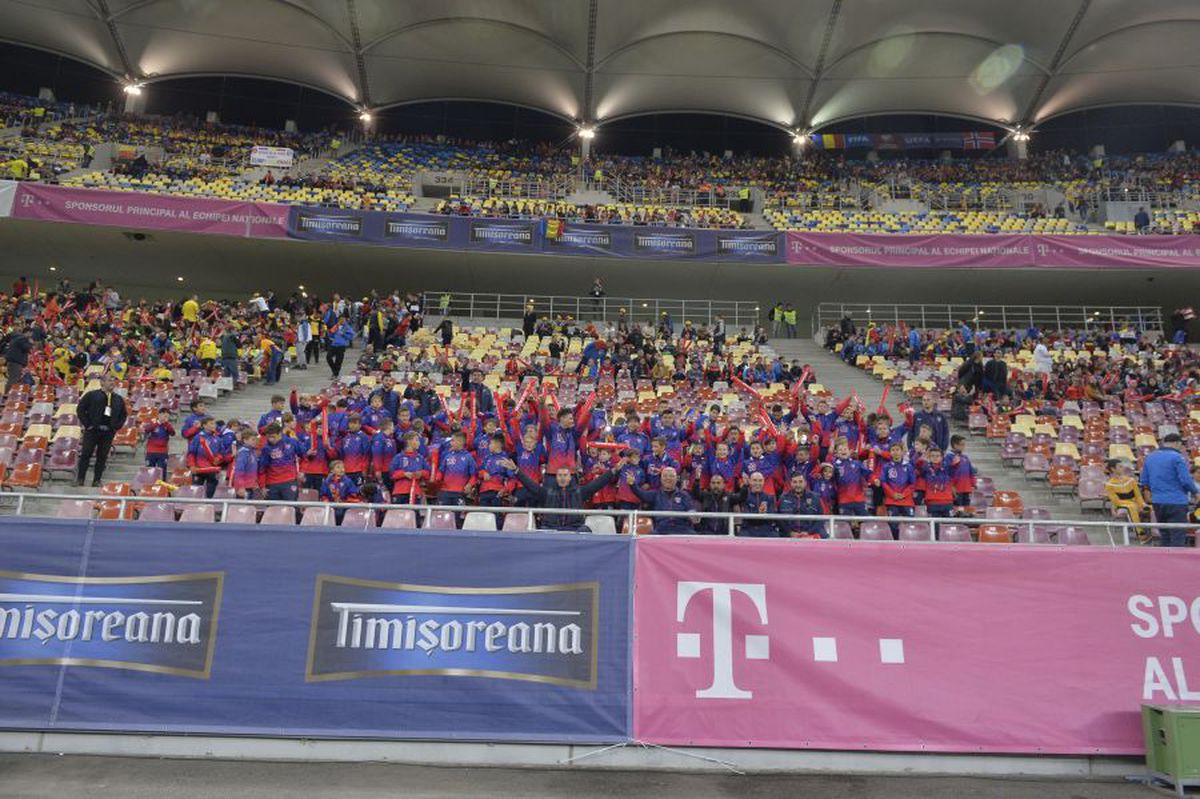 FOTO Naționala cu tricouri » Doar patru jucători le-au dat tricourile copiilor din tribune