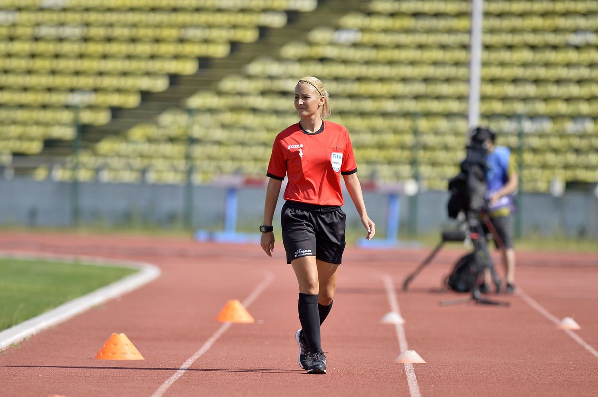 GALERIE FOTO A „furat” toate privirile. Arbitra de rezervă a entuziasmat asistența de la derby-ul FC Argeș - U Cluj