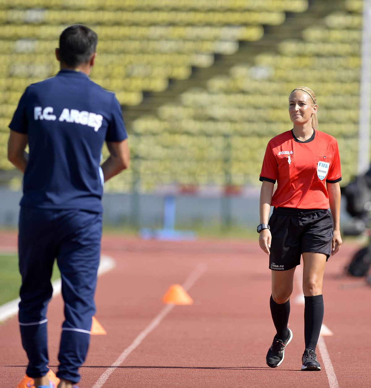 GALERIE FOTO A „furat” toate privirile. Arbitra de rezervă a entuziasmat asistența de la derby-ul FC Argeș - U Cluj
