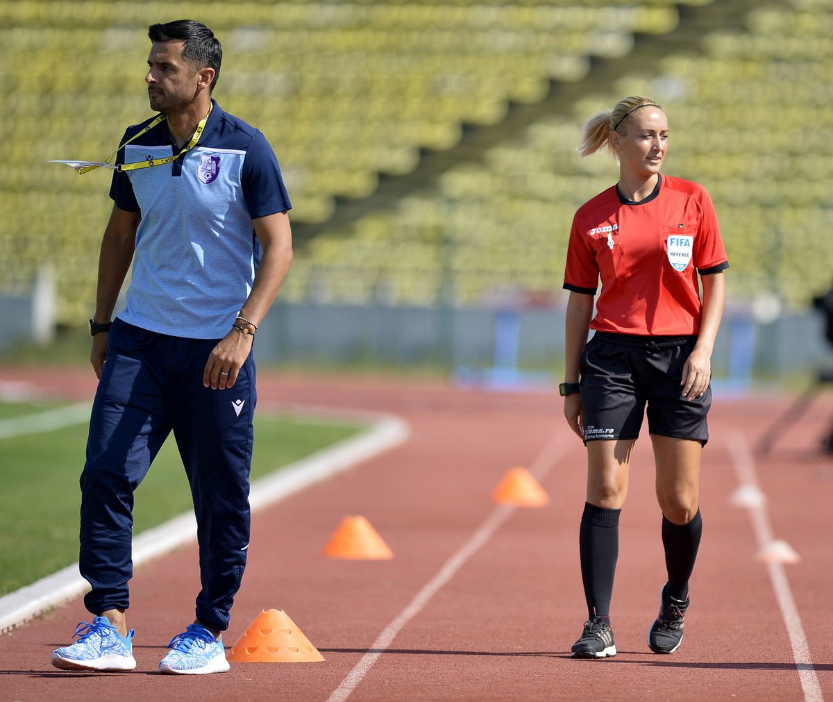 GALERIE FOTO A „furat” toate privirile. Arbitra de rezervă a entuziasmat asistența de la derby-ul FC Argeș - U Cluj