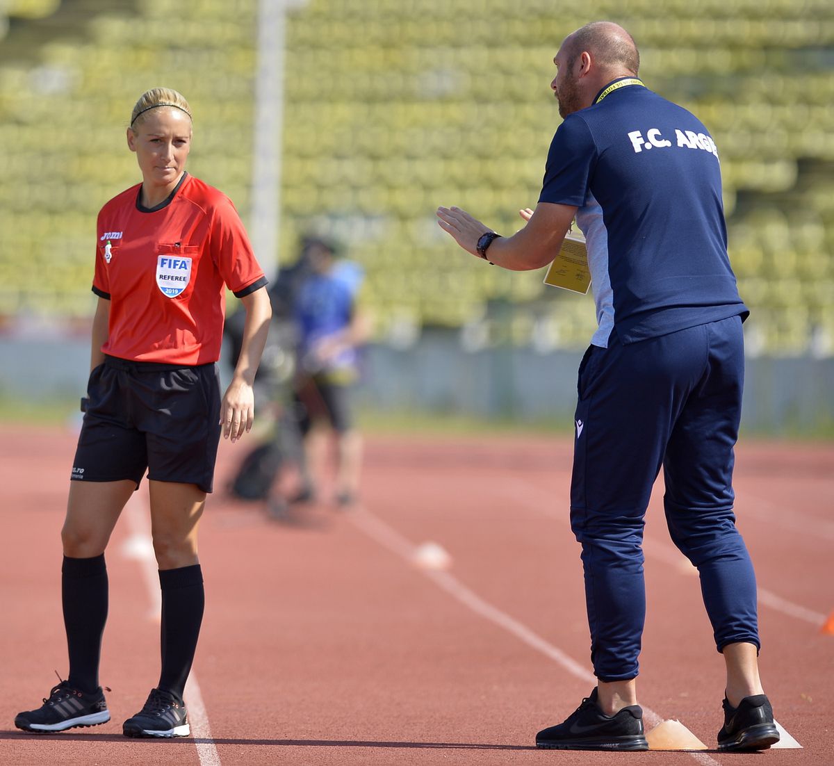GALERIE FOTO A „furat” toate privirile. Arbitra de rezervă a entuziasmat asistența de la derby-ul FC Argeș - U Cluj