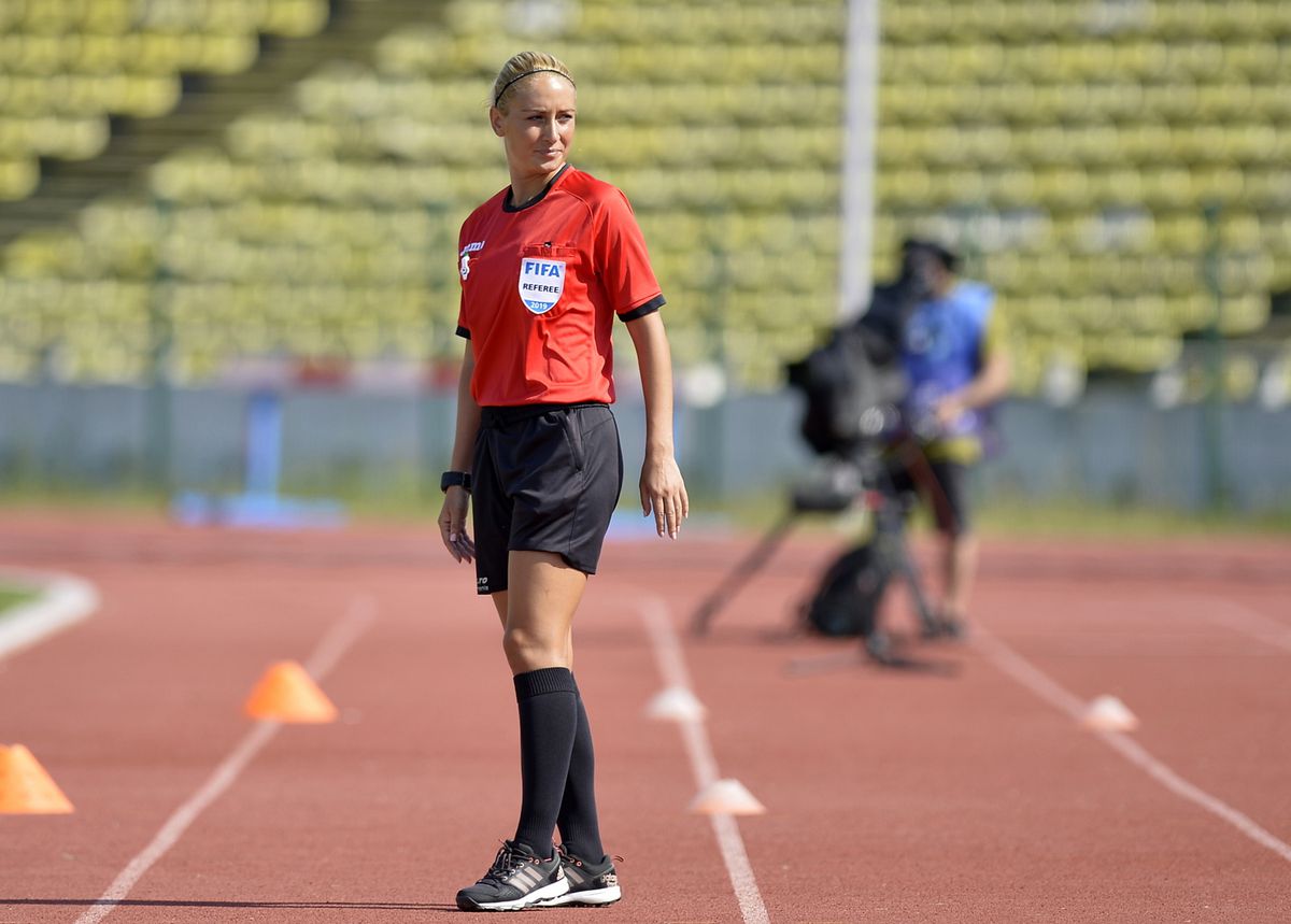 GALERIE FOTO A „furat” toate privirile. Arbitra de rezervă a entuziasmat asistența de la derby-ul FC Argeș - U Cluj