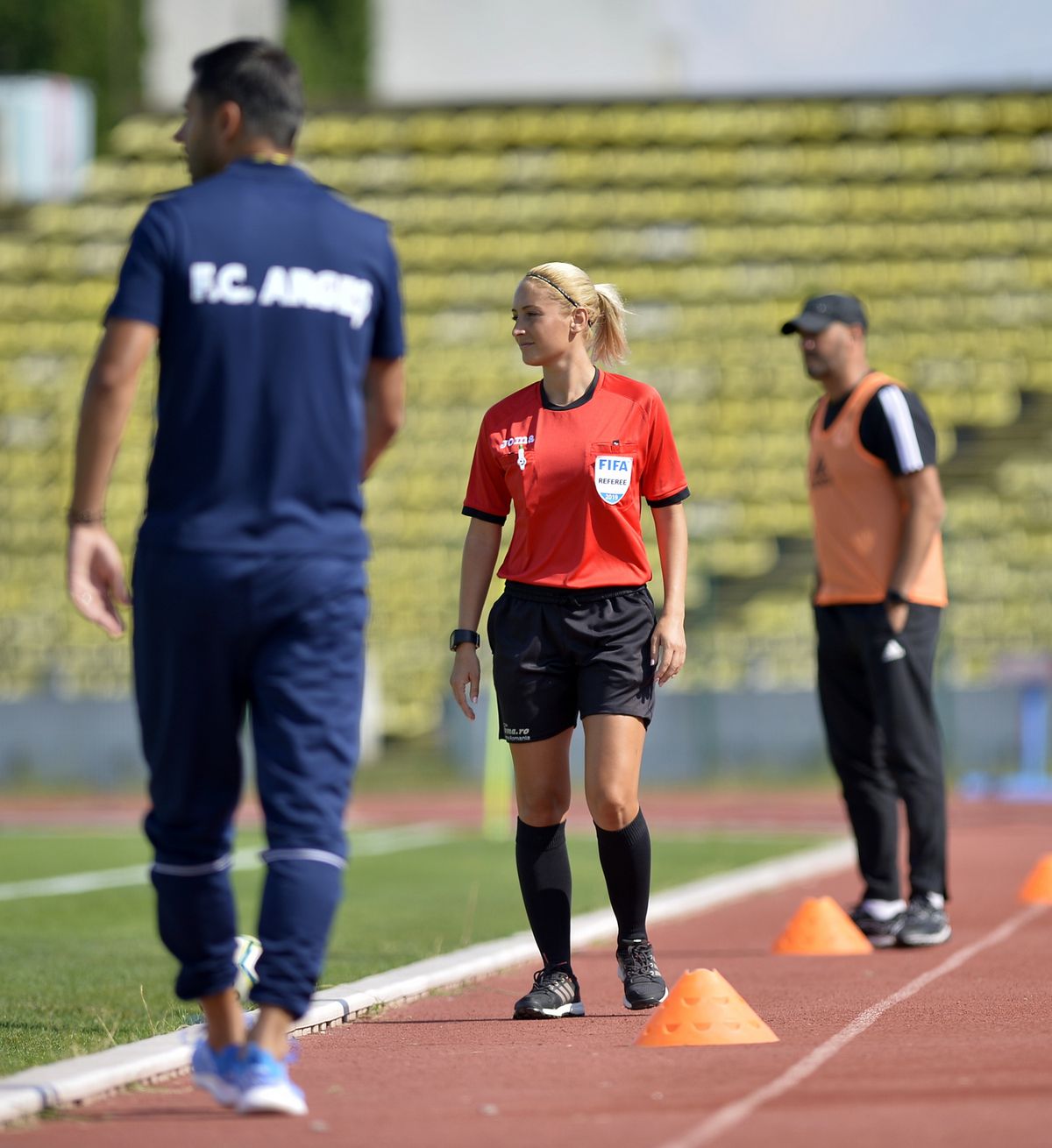 GALERIE FOTO A „furat” toate privirile. Arbitra de rezervă a entuziasmat asistența de la derby-ul FC Argeș - U Cluj