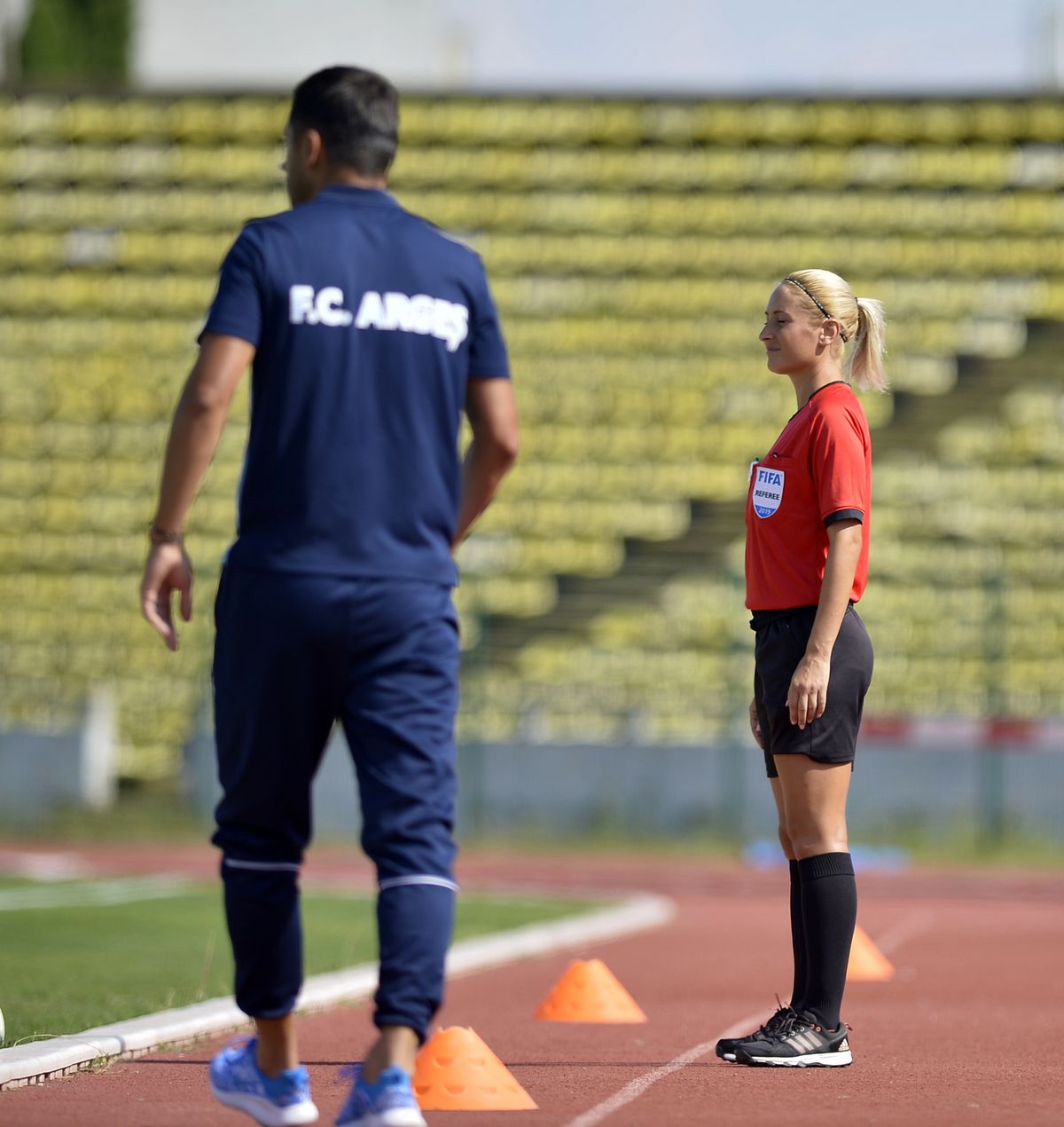 GALERIE FOTO A „furat” toate privirile. Arbitra de rezervă a entuziasmat asistența de la derby-ul FC Argeș - U Cluj