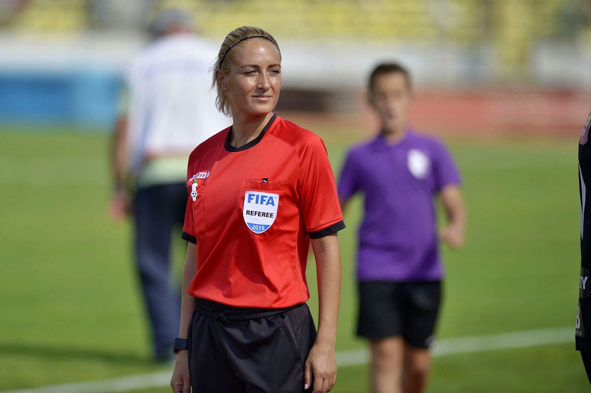 GALERIE FOTO A „furat” toate privirile. Arbitra de rezervă a entuziasmat asistența de la derby-ul FC Argeș - U Cluj