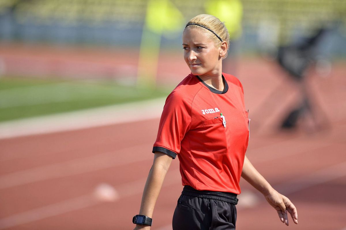 GALERIE FOTO A „furat” toate privirile. Arbitra de rezervă a entuziasmat asistența de la derby-ul FC Argeș - U Cluj