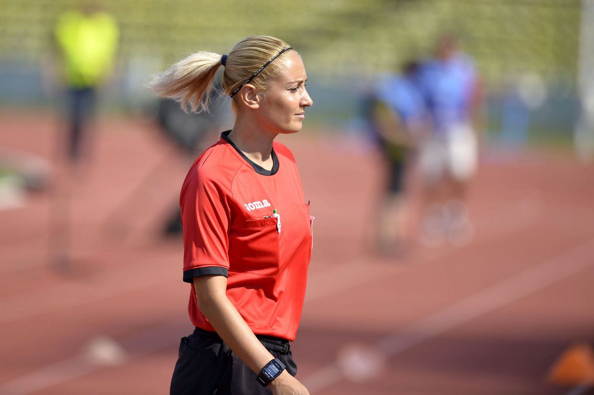 GALERIE FOTO A „furat” toate privirile. Arbitra de rezervă a entuziasmat asistența de la derby-ul FC Argeș - U Cluj