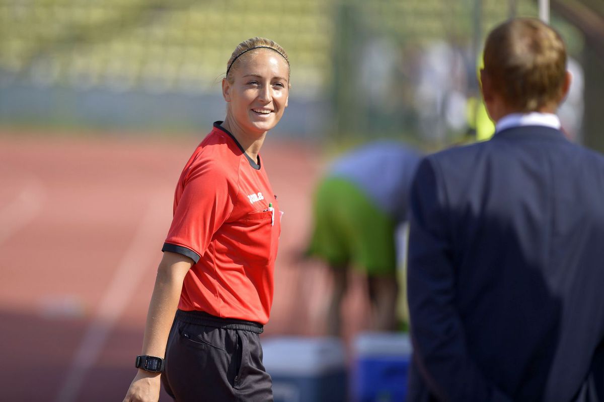 GALERIE FOTO A „furat” toate privirile. Arbitra de rezervă a entuziasmat asistența de la derby-ul FC Argeș - U Cluj