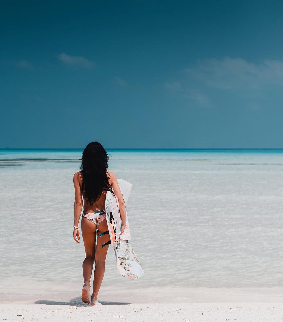 FOTO Sirena Ludovica Robaudo » E pasionată de surfing și se dă cu placa în cele mai exotice locuri de pe glob