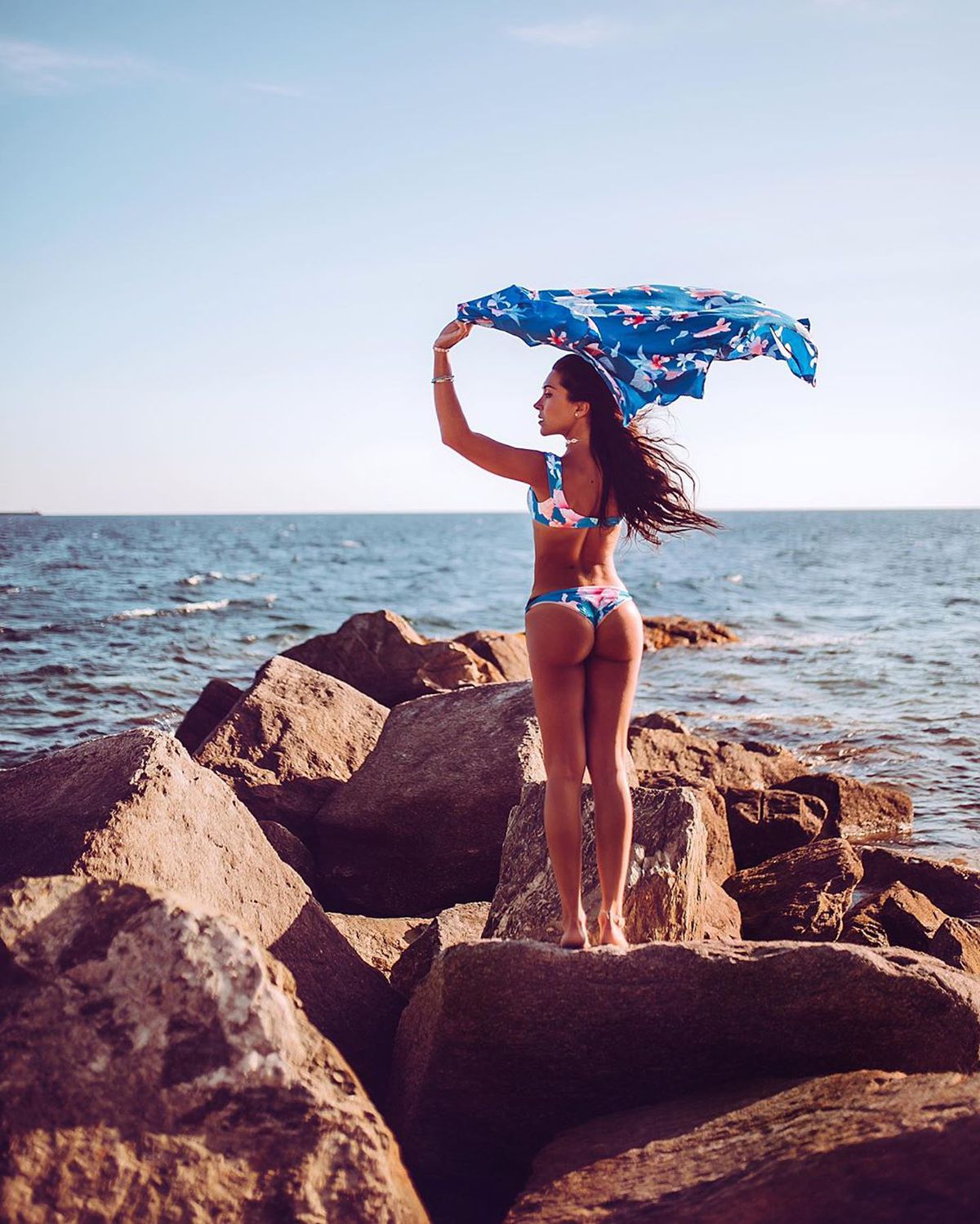 FOTO Sirena Ludovica Robaudo » E pasionată de surfing și se dă cu placa în cele mai exotice locuri de pe glob