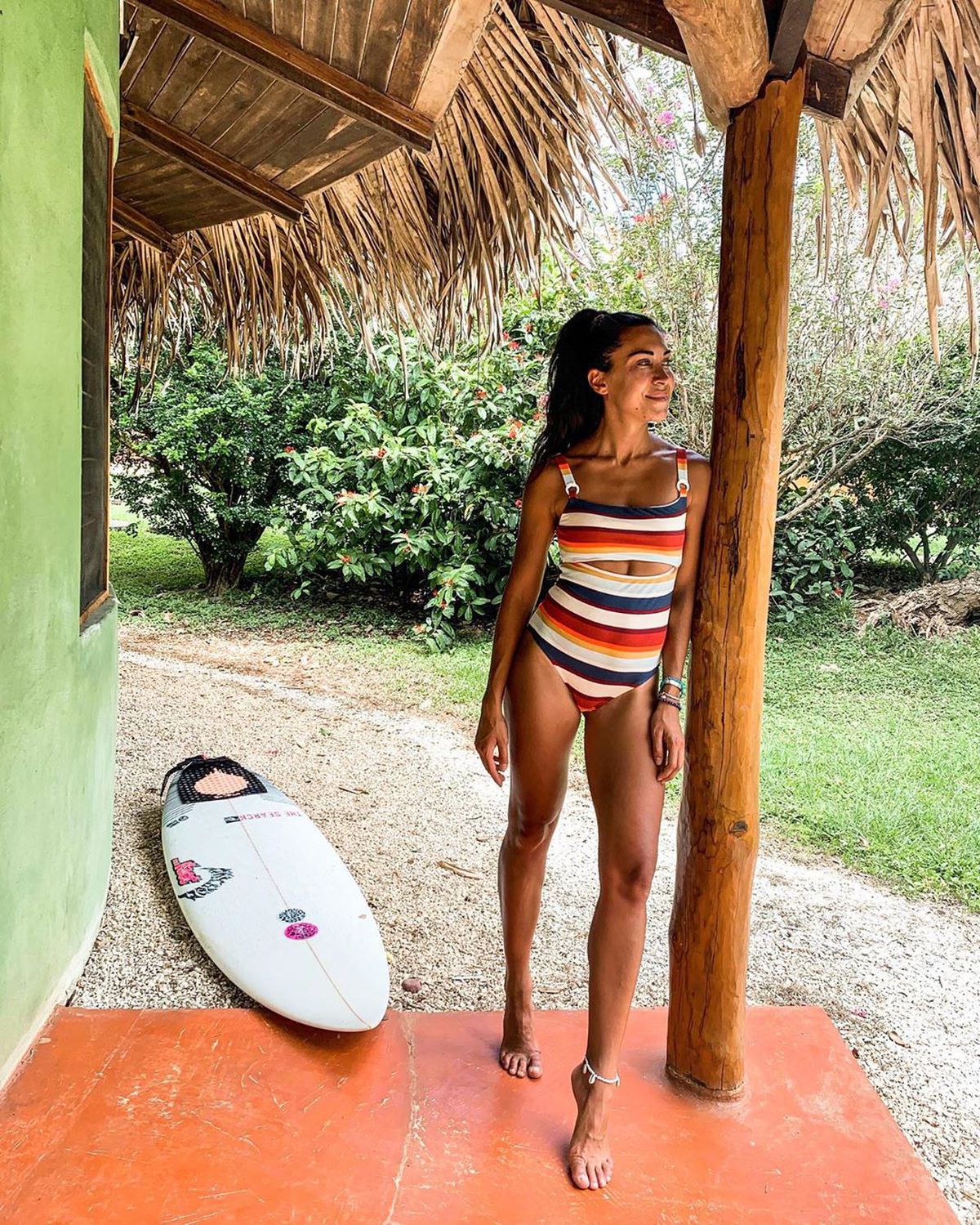 FOTO Sirena Ludovica Robaudo » E pasionată de surfing și se dă cu placa în cele mai exotice locuri de pe glob