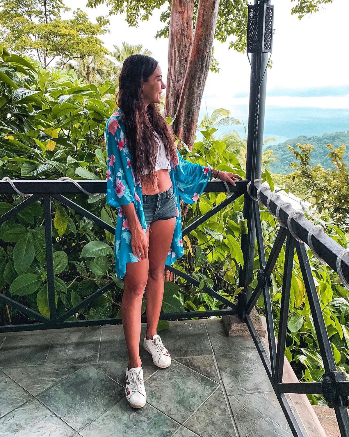 FOTO Sirena Ludovica Robaudo » E pasionată de surfing și se dă cu placa în cele mai exotice locuri de pe glob