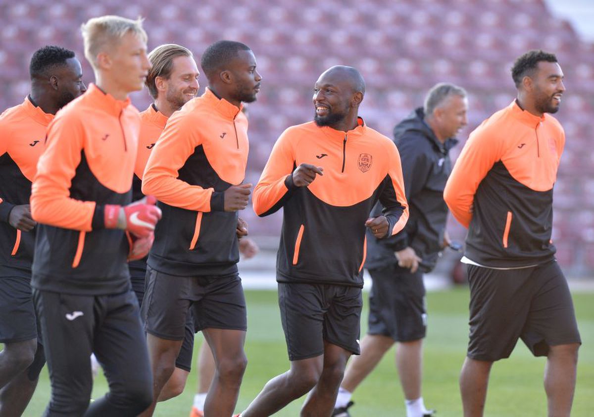 CFR CLUJ - LAZIO // GALERIE FOTO + VIDEO Dan Petrescu și Simone Inzaghi au abordat total diferit ziua dinaintea meciului » Imaginea surprisă de fotoreporterul GSP în Gruia