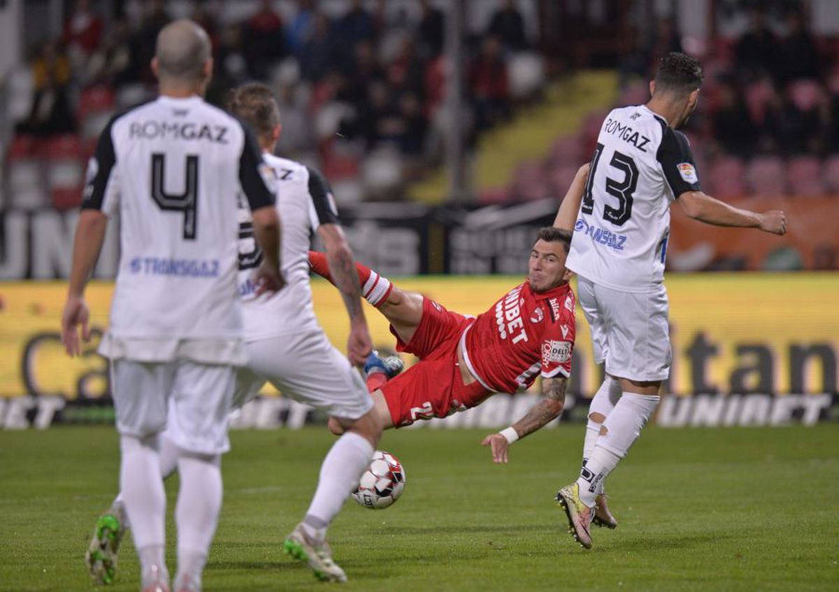 DINAMO - GAZ METAN 2-0 //  Dinamo trece de Gaz Metan! FOTO + VIDEO Echipa lui Uhrin urcă în elită: două goluri și „câinii” sunt pe loc de play-off