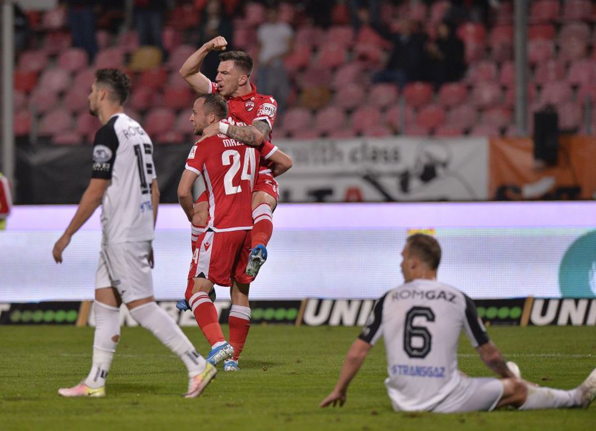 DINAMO - GAZ METAN 2-0 //  Dinamo trece de Gaz Metan! FOTO + VIDEO Echipa lui Uhrin urcă în elită: două goluri și „câinii” sunt pe loc de play-off