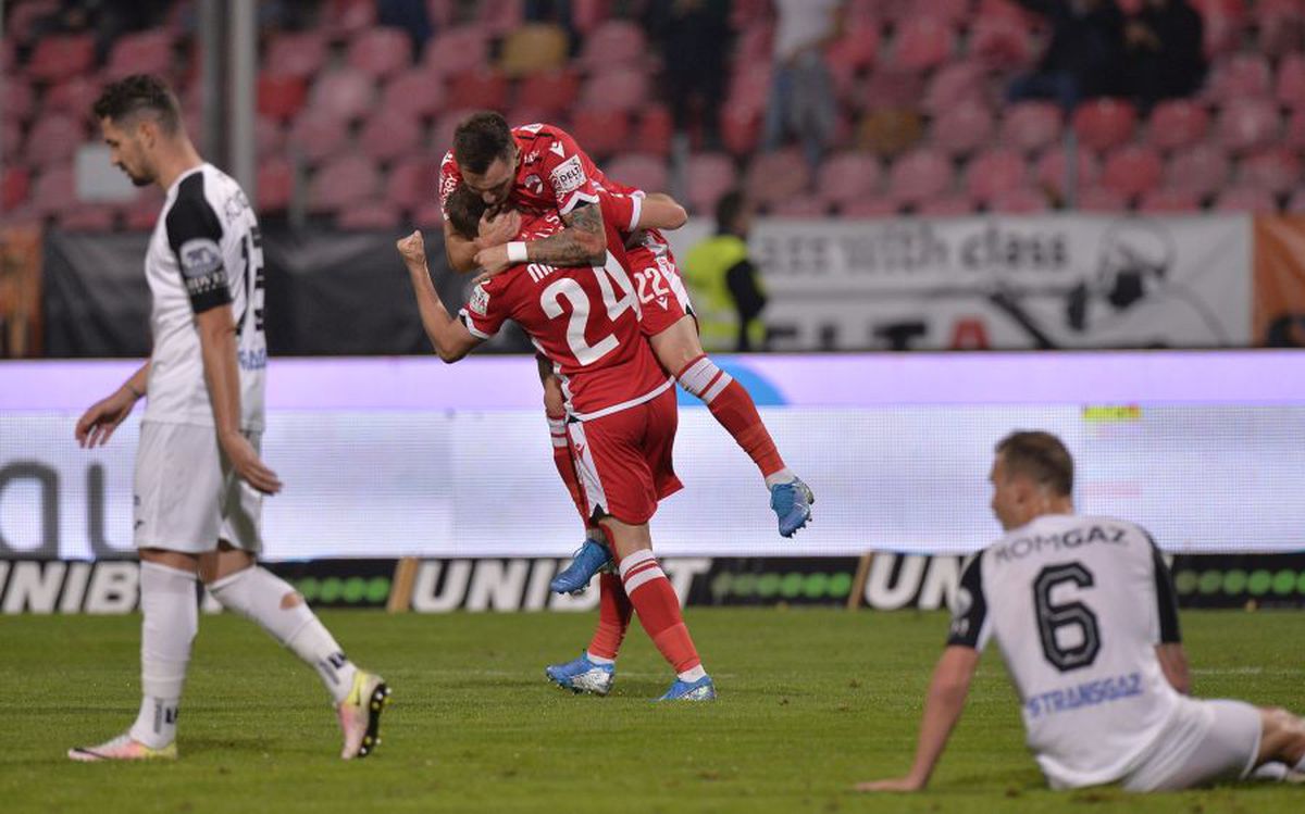 DINAMO - GAZ METAN 2-0 //  Dinamo trece de Gaz Metan! FOTO + VIDEO Echipa lui Uhrin urcă în elită: două goluri și „câinii” sunt pe loc de play-off