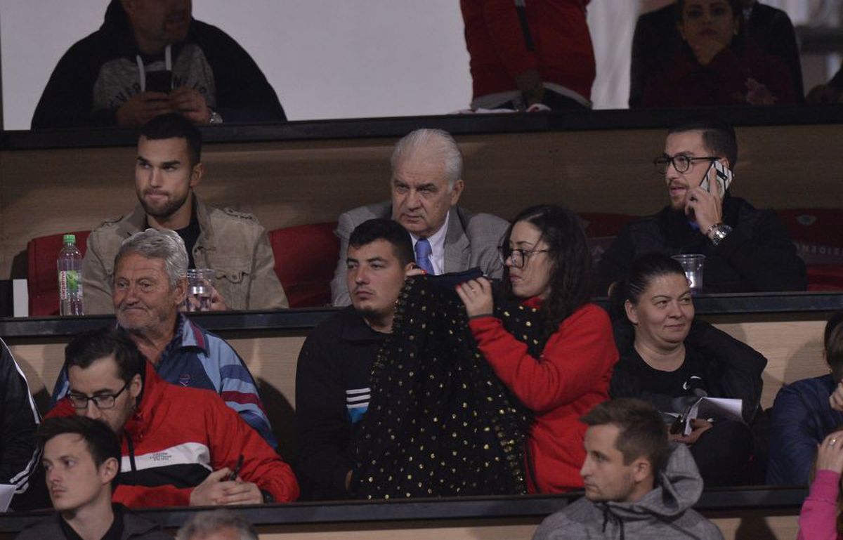 DINAMO - GAZ METAN 2-0 //  Dinamo trece de Gaz Metan! FOTO + VIDEO Echipa lui Uhrin urcă în elită: două goluri și „câinii” sunt pe loc de play-off