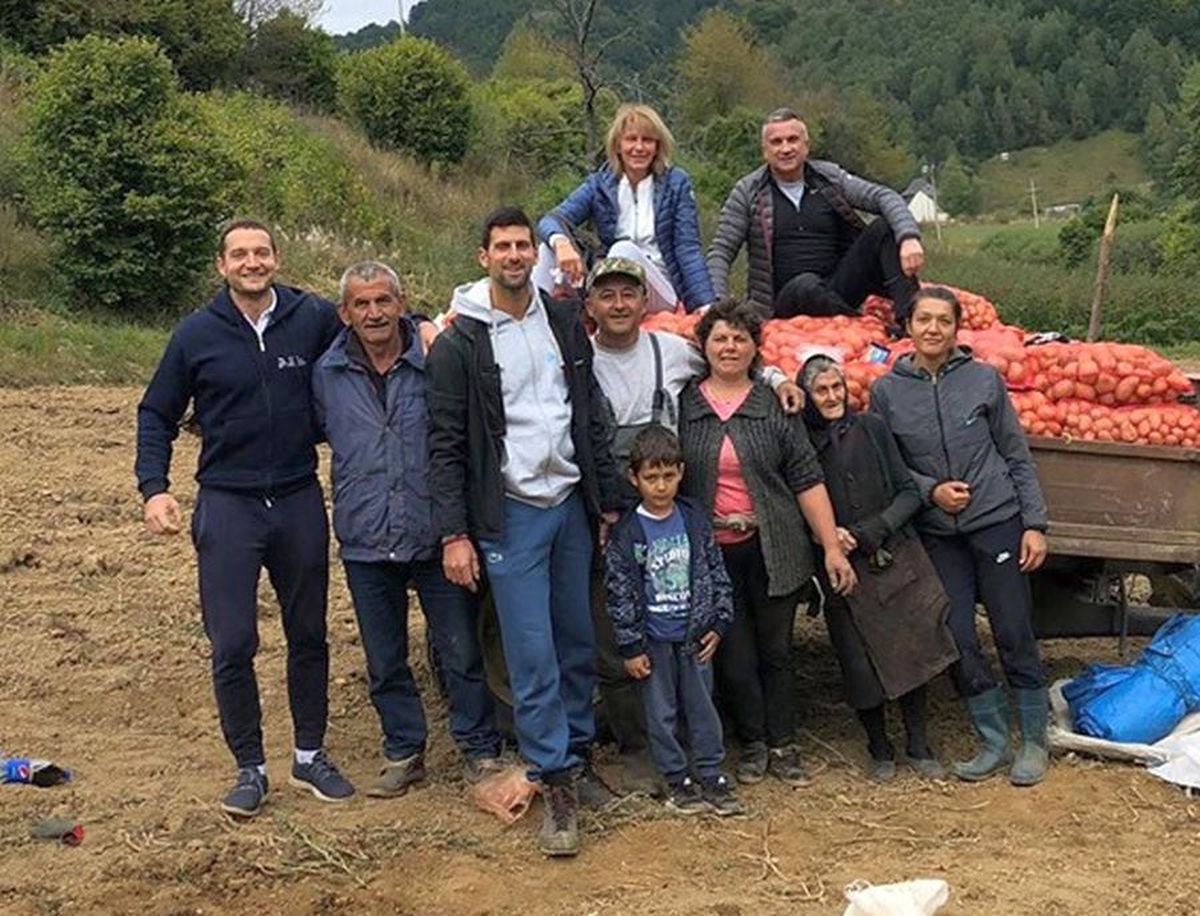 GALERIE FOTO Marele Novak Djokovic, la recoltat cartofi! » Două campioane mondiale din România l-au imitat