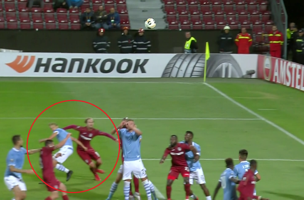 CFR CLUJ - LAZIO // FOTO Noroc că nu e VAR! „Vulpoiul” Djokovic a scos un penalty inexistent și campioana României a egalat