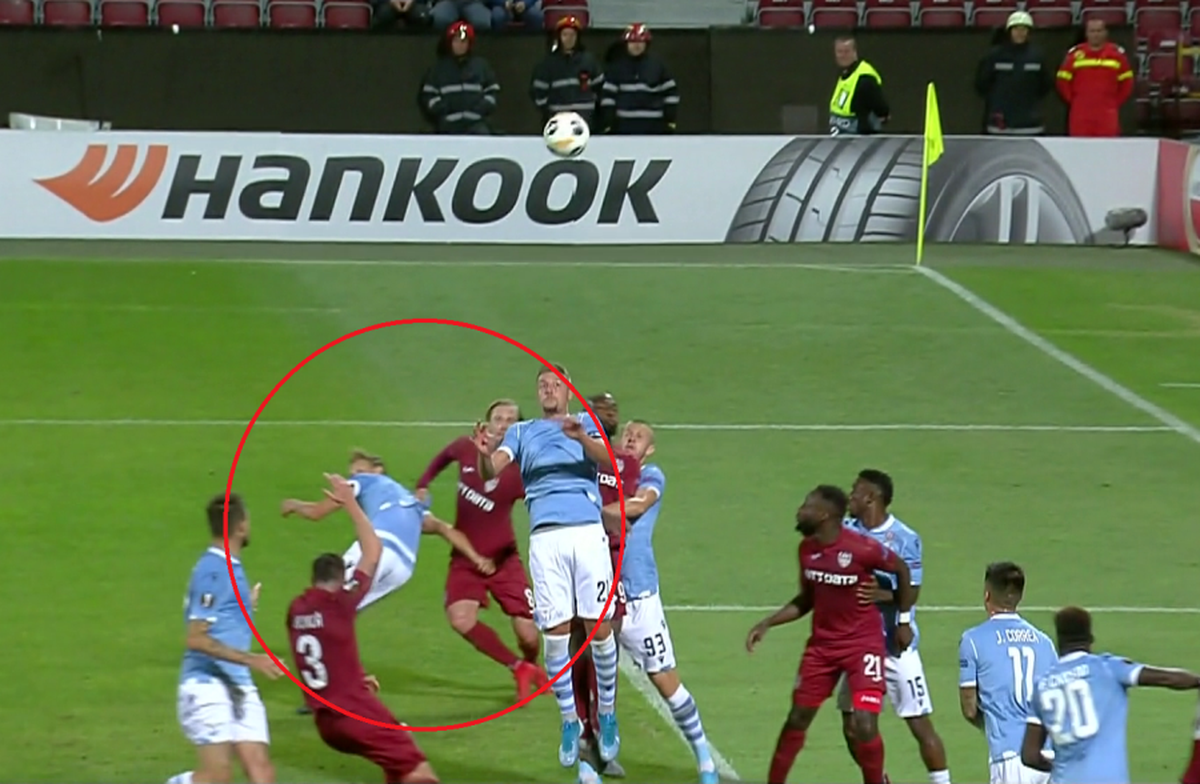 CFR CLUJ - LAZIO 2-1 // FOTO Noroc că nu e VAR! „Vulpoiul” Djokovic l-a păcălit pe arbitru și a obținut un penalty-ul din care Deac a egalat