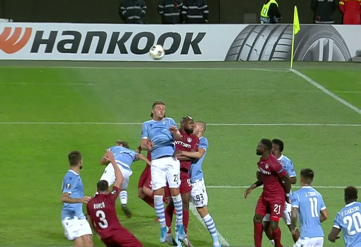 CFR CLUJ - LAZIO 2-1 // FOTO Noroc că nu e VAR! „Vulpoiul” Djokovic l-a păcălit pe arbitru și a obținut un penalty-ul din care Deac a egalat