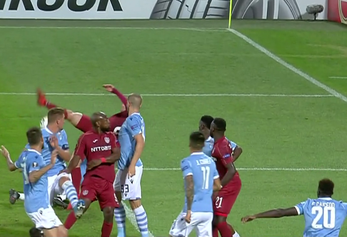 CFR CLUJ - LAZIO 2-1 // FOTO Noroc că nu e VAR! „Vulpoiul” Djokovic l-a păcălit pe arbitru și a obținut un penalty-ul din care Deac a egalat