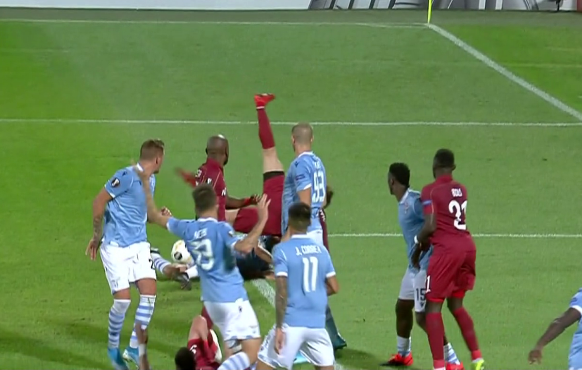 CFR CLUJ - LAZIO 2-1 // FOTO Noroc că nu e VAR! „Vulpoiul” Djokovic l-a păcălit pe arbitru și a obținut un penalty-ul din care Deac a egalat