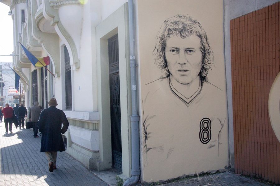 VIDEO + FOTO Ilie Balaci, comemorat, azi, la un an de la moarte » Oltenii l-au desenat în centrul Craiovei, folosind ca model o imagine din arhiva GSP