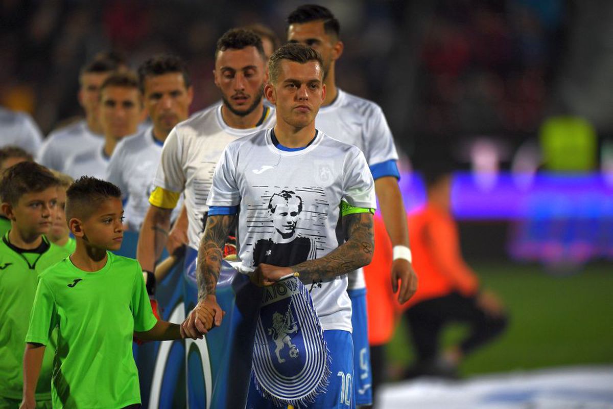 CFR CLUJ - CRAIOVA 2-0 // FOTO Gest superb al oltenilor în memoria lui Ilie Balaci: cum au ieșit pe teren jucătorii lui Victor Pițurcă