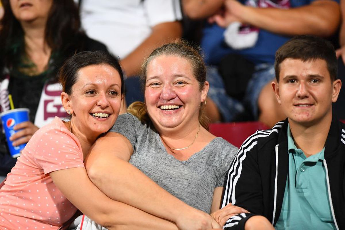 CFR CLUJ - SLAVIA PRAGA 0-1 // GALERIE FOTO Ardealul fain » Români din toată țara, unguri și cehi au luat cu asalt arena din Gruia