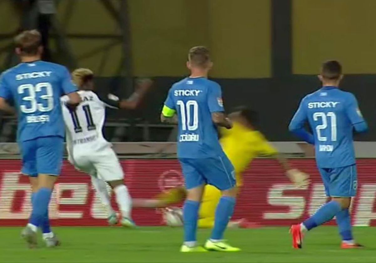 GAZ METAN - CRAIOVA // Mirko Pigliacelli era s-o comită din nou! A intrat prin alunecare în propriul careu, dar arbitrul n-a văzut nimic