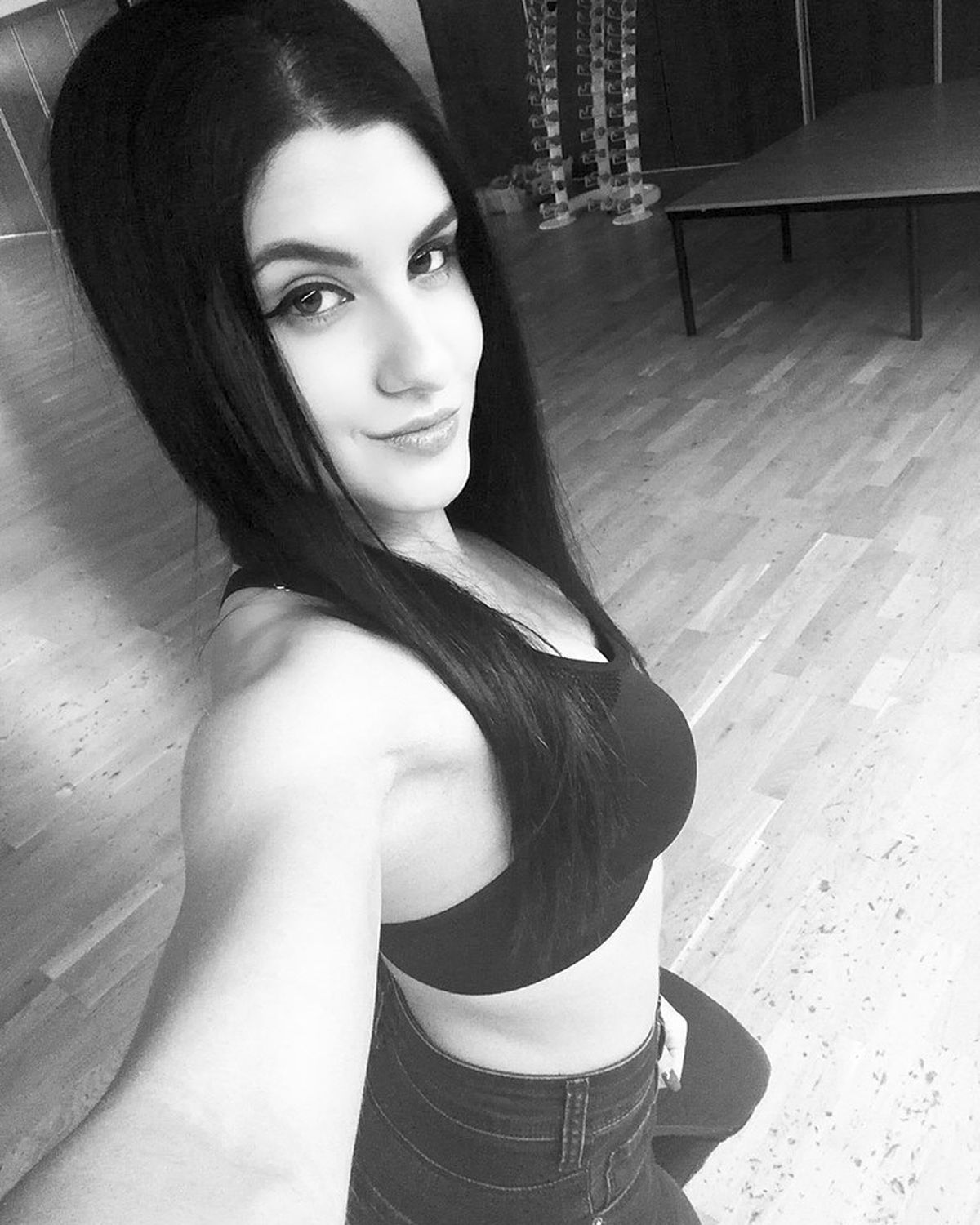 GALERIE FOTO INTERZISĂ MINORILOR // Romina Neacșu pozează INCENDIAR și e cea mai sexy antrenoare de fitness din România