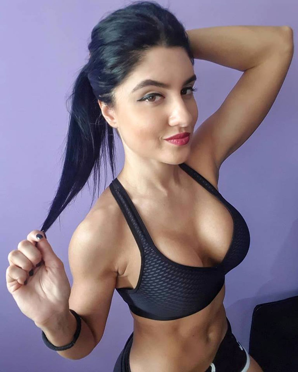 GALERIE FOTO INTERZISĂ MINORILOR // Romina Neacșu pozează INCENDIAR și e cea mai sexy antrenoare de fitness din România