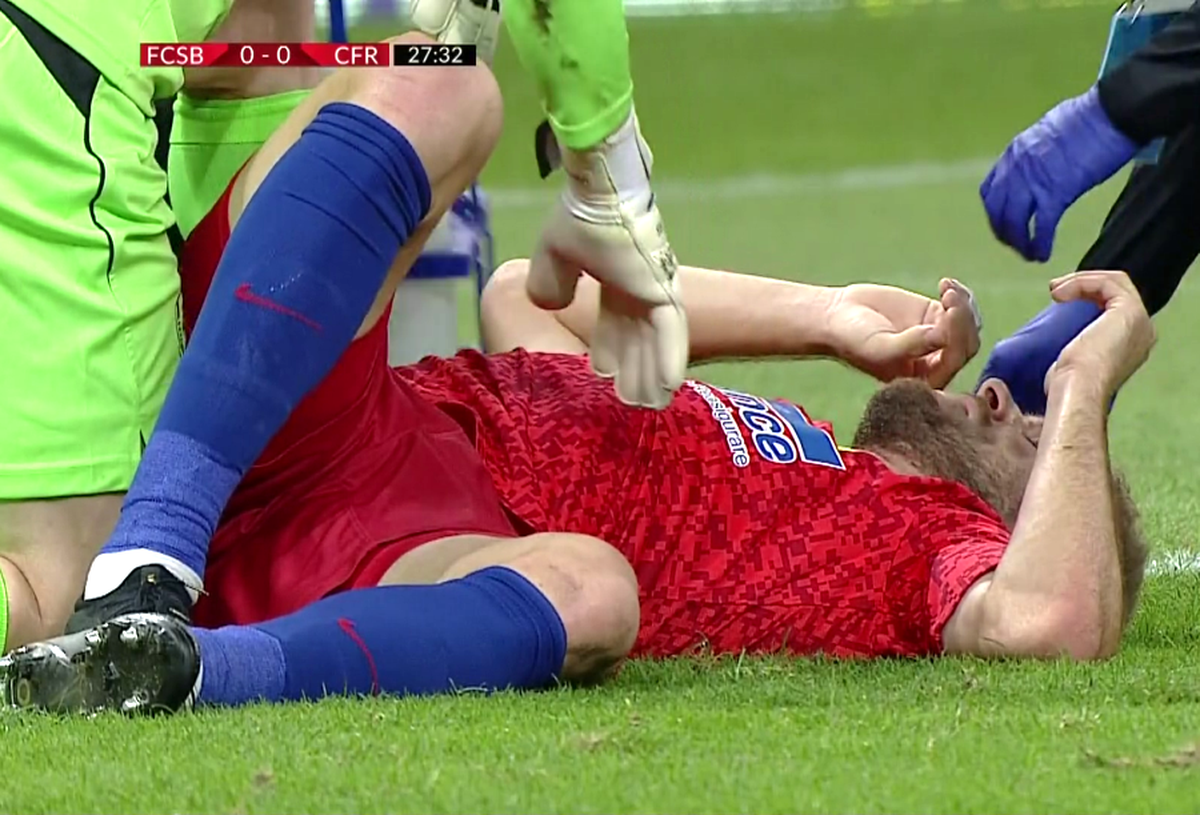 FCSB - CFR CLUJ // FOTO Arlauskis l-a lovit cu pumnul în față pe Planic, dar arbitrul a lăsat jocul să continue