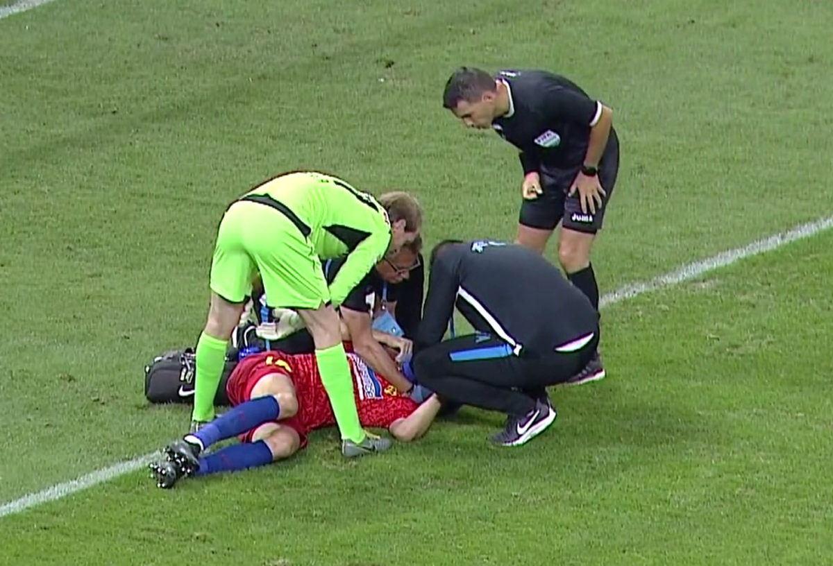 FCSB - CFR CLUJ // FOTO Arlauskis l-a lovit cu pumnul în față pe Planic, dar arbitrul a lăsat jocul să continue