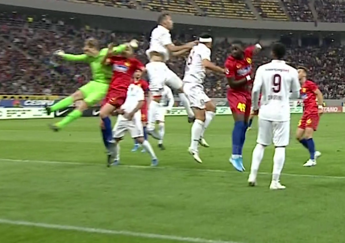 FCSB - CFR CLUJ // FOTO Arlauskis l-a lovit cu pumnul în față pe Planic, dar arbitrul a lăsat jocul să continue