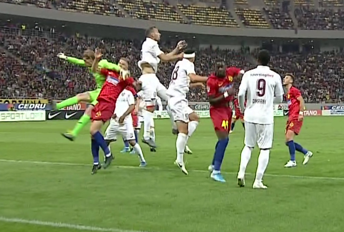 FCSB - CFR CLUJ // FOTO Arlauskis l-a lovit cu pumnul în față pe Planic, dar arbitrul a lăsat jocul să continue