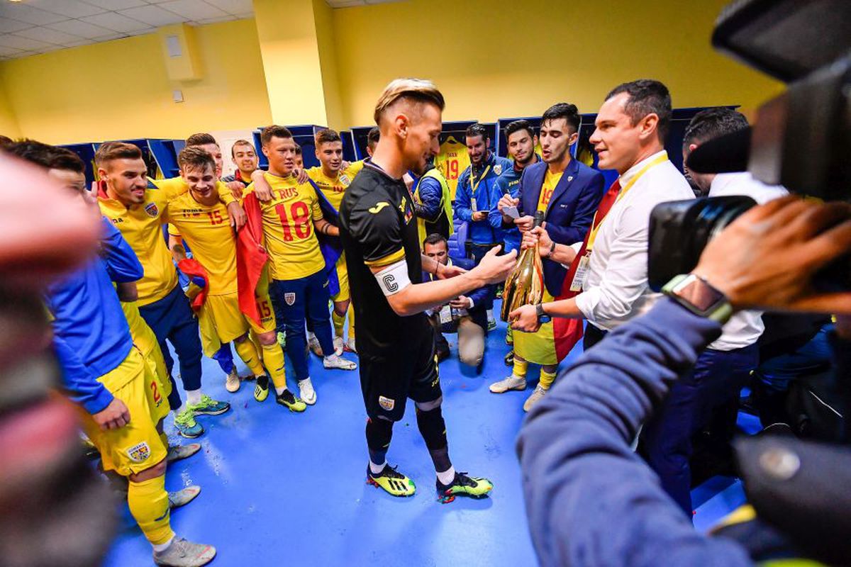 UPDATE Mirel Rădoi a cerut ca Vlad Munteanu să nu mai apară în preajma lotului U21! Detalii despre ceartă: i-a atenționat pe jucători că le-a luat șampanie scumpă și intervine în timpul ședințelor tehnice